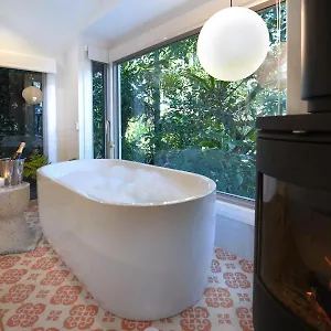 https://montville-grove.hotelssunshinecoast.net